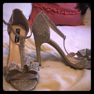 Glam bow heels